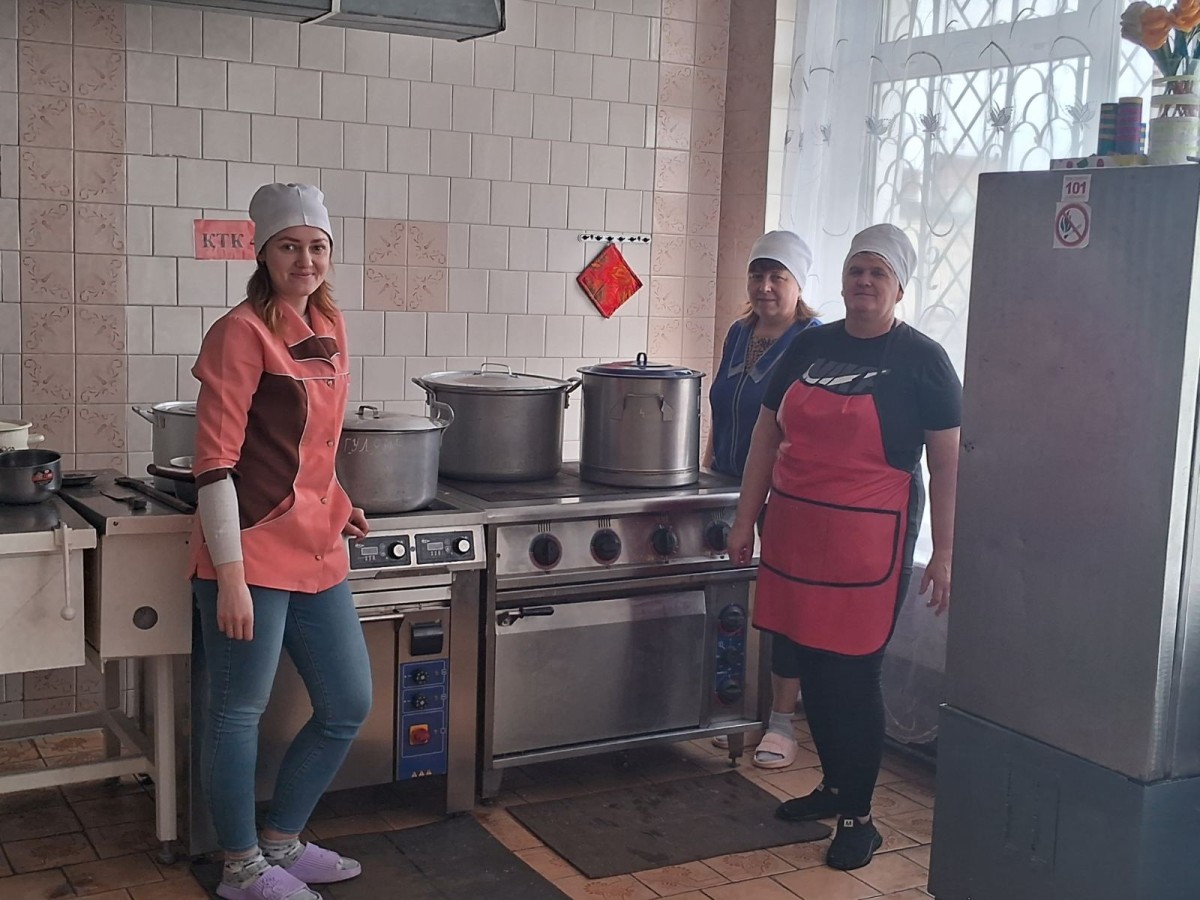 Працівники їдальні